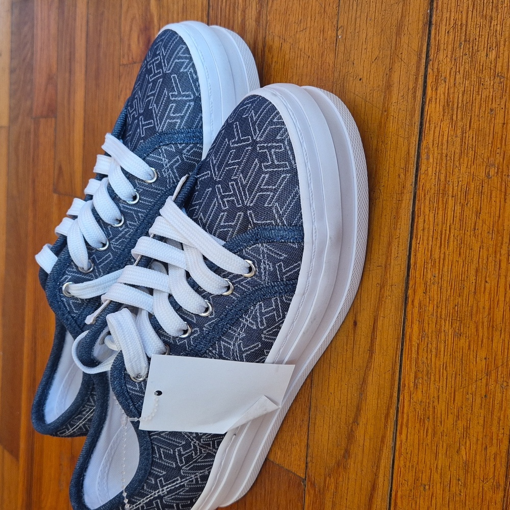 Tommy Hilfiger Womens Sneakers, size 6,5 NWOB - Picture 3 of 14